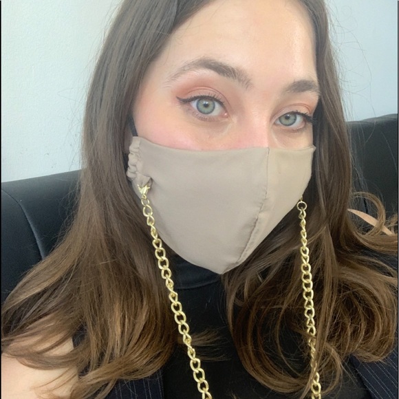 Face Mask With Chain - Picture 2 of 9